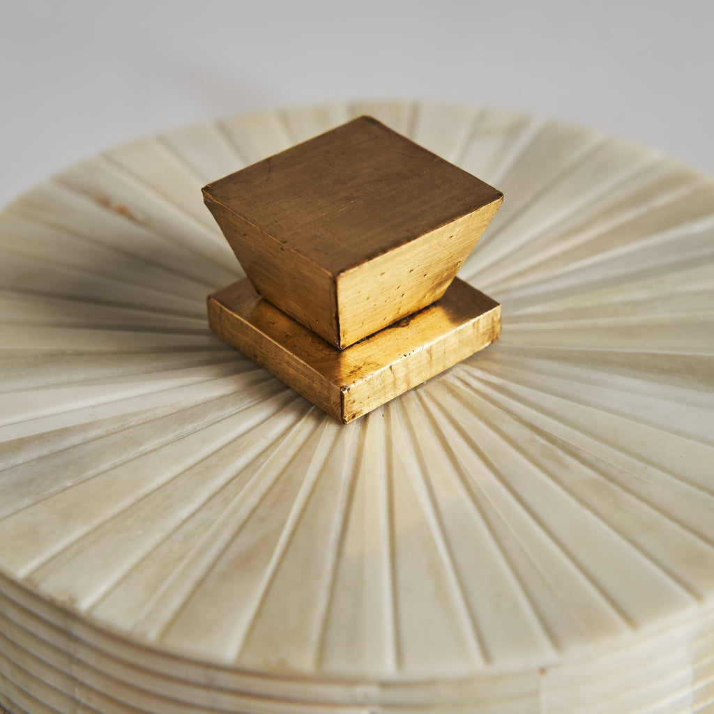 Stilvoll Aufbewahren: Runde Bone-Box im Art-Deco-Design mit goldenem Griff