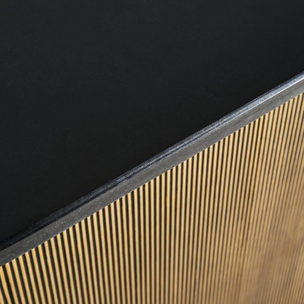 Bar Theke aus Eisen in Gold kombiniert mit einer Schwarzen Marmorplatte
