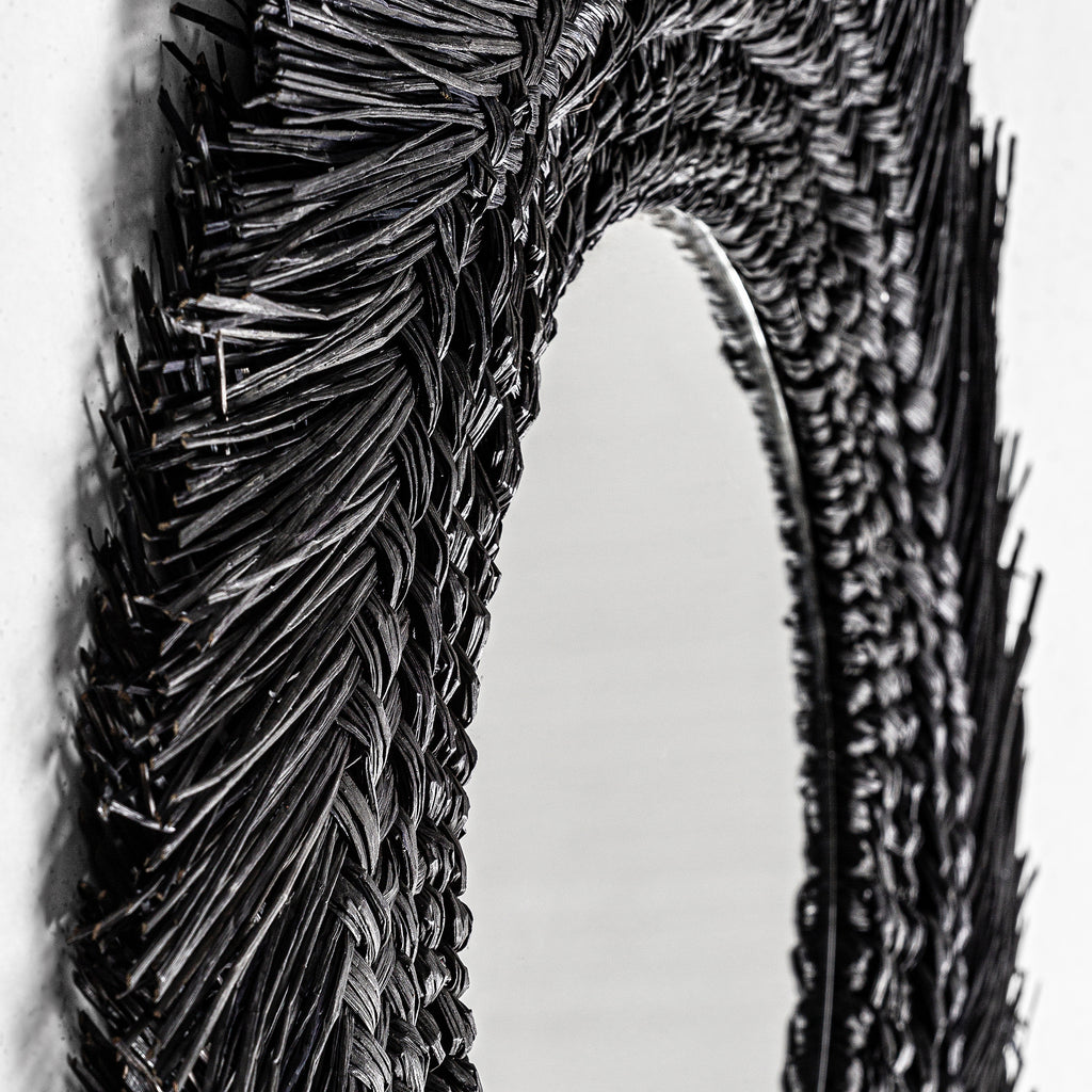 Handgefertigter runder Spiegel aus schwarzen Naturfasern im Ethno Design 