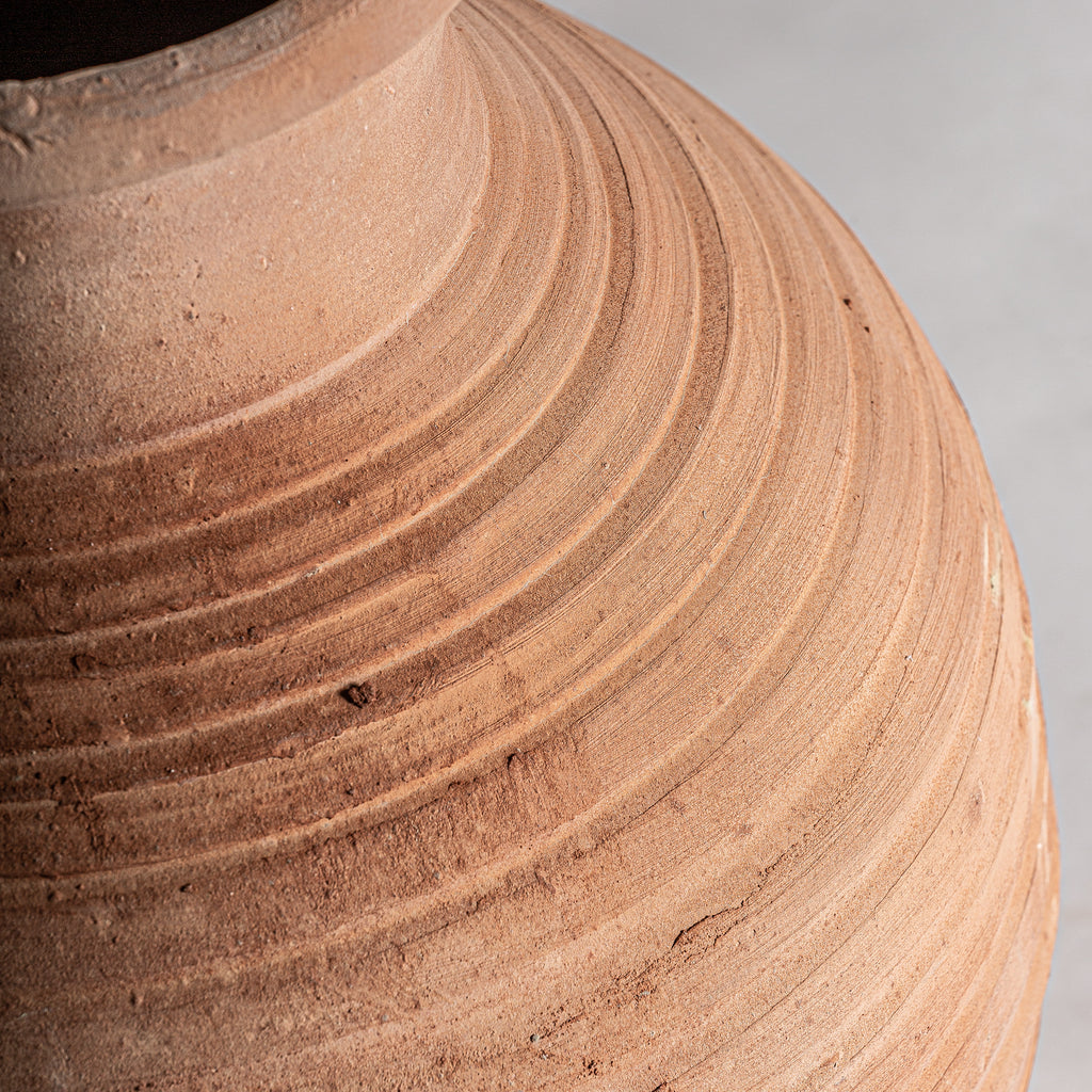 Antike Vintage-Lehm-Amphore in Distressed-Braun - Handgefertigt für den Außenbereich und Innenbereich