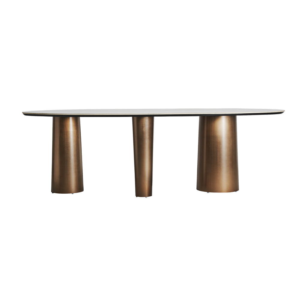 Ovaler Esstisch mit marmorierter weißer Tischplatte und drei goldenen Tischbeinen