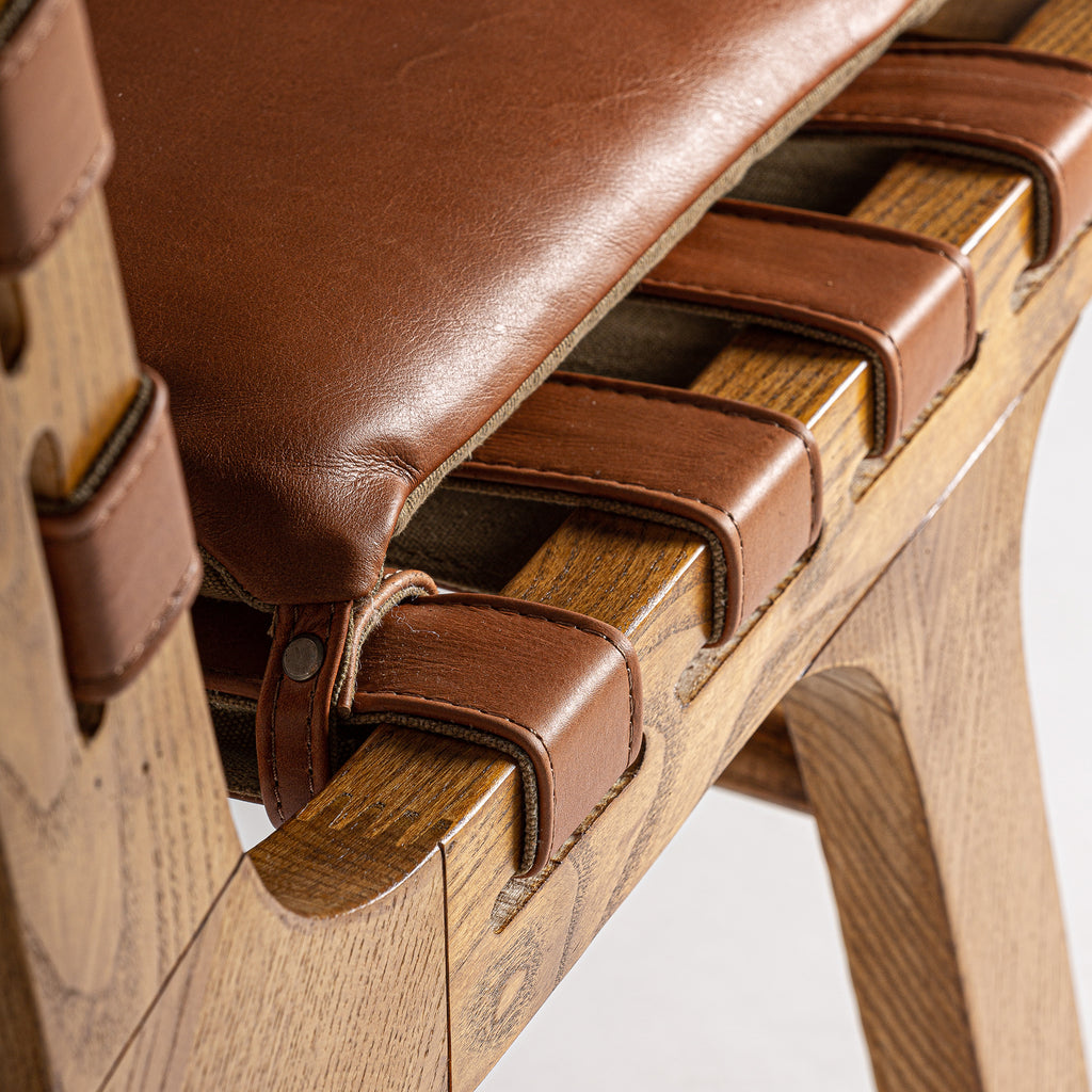 Brauner Leder Sessel mit Geflecht und Metallschnallen 