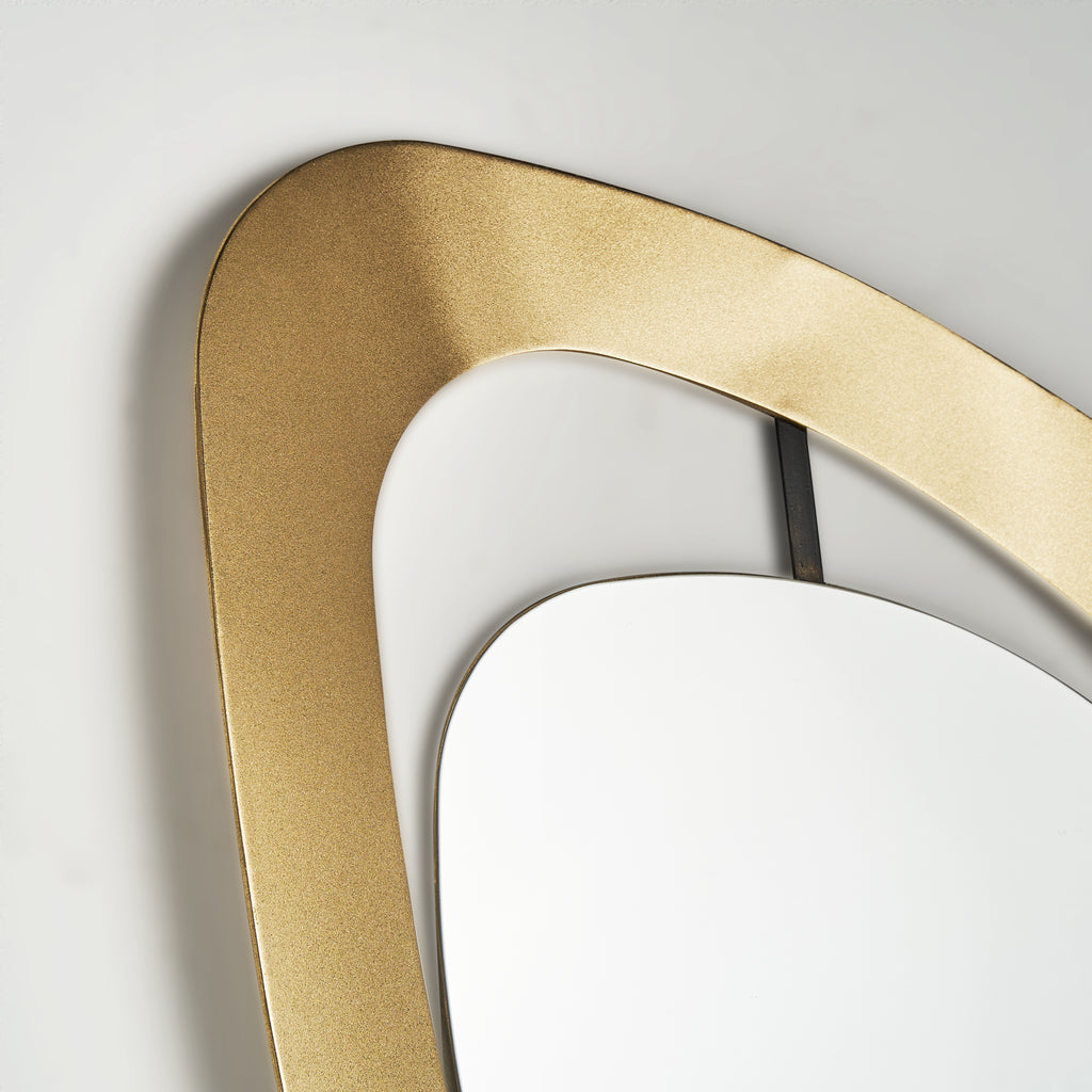 Goldener Spiegel im stilvollen Art Deco Design