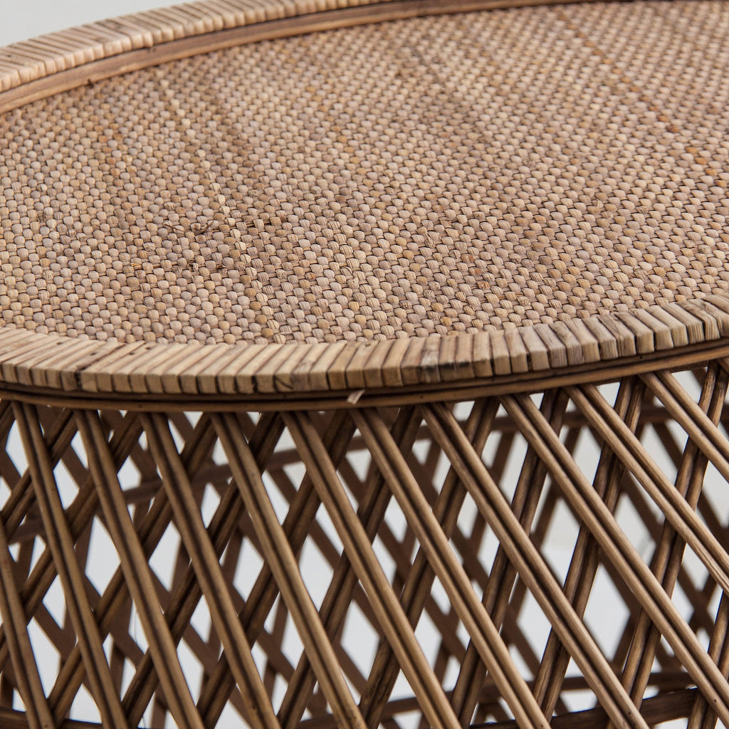 2er Set naturfarbene, runde Beistelltische aus Rattan, Bambus und Tannenholz - Maison Oudh