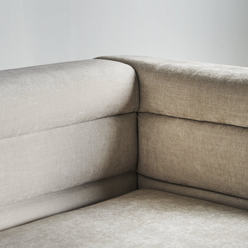 3-Sitzer Art-Deco-Sofa: Eleganz in Off White & Gold - Maison Oudh