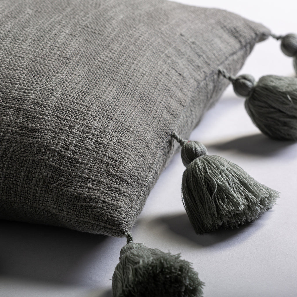 Graues Kissen im Provence Stil aus Baumwolle kombiniert mit Quasten