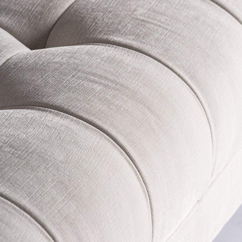 Art Deco Sofa aus Kiefernholz bezogen mit cremeweisser Baumwolle - Maison Oudh