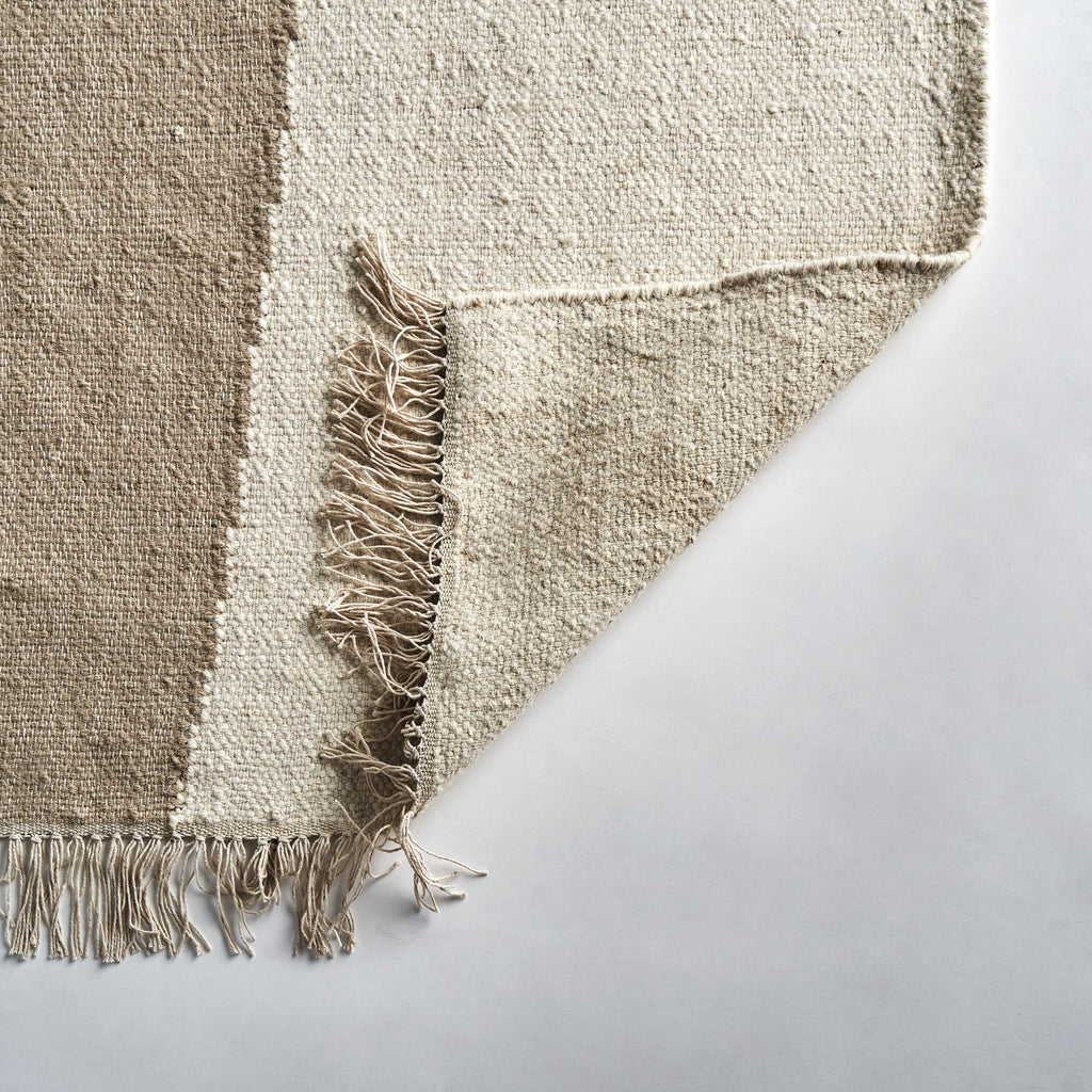 Boho Teppich in Braun, Beige & Off White mit Fransen aus Wolle und Naturfasern - Maison Oudh