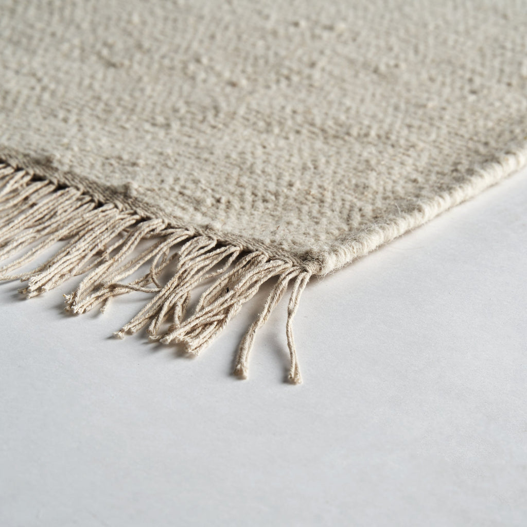 Boho Teppich in Braun, Beige & Off White mit Fransen aus Wolle und Naturfasern - Maison Oudh