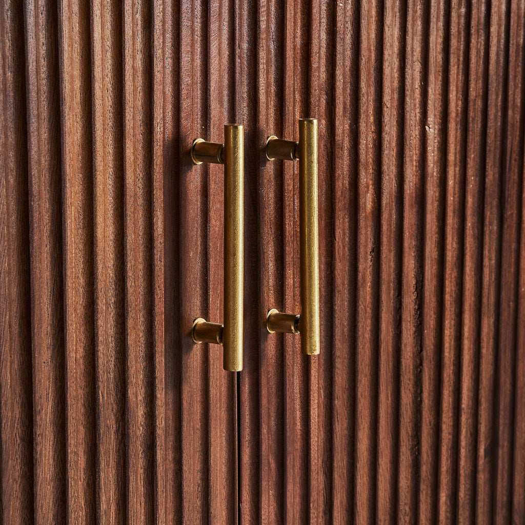 Braunes Sideboard aus Mangoholz kombiniert mit goldenen Elementen - Maison Oudh