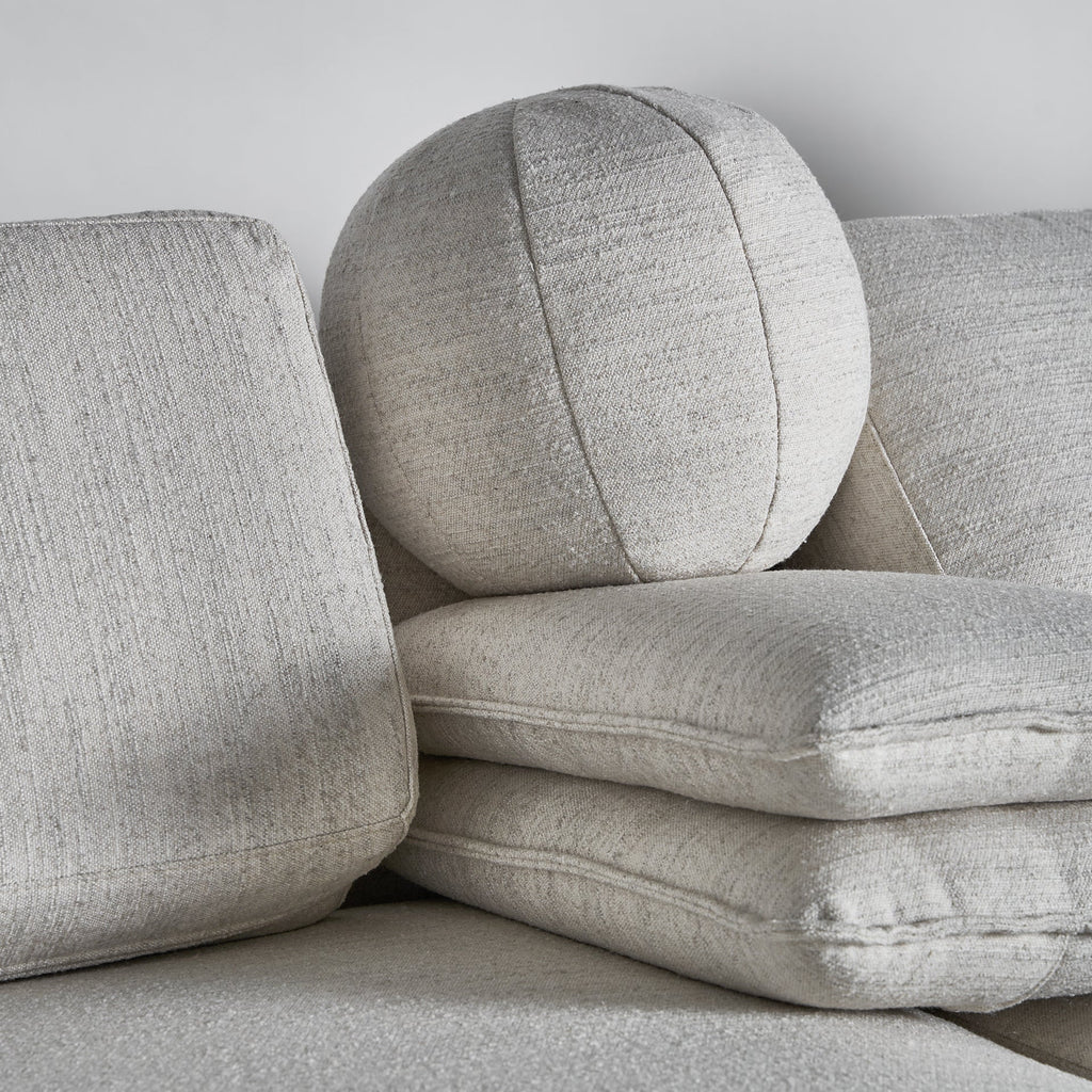 Contemporary Design Sofa in Off-White: Eleganz trifft Komfort - Maison Oudh