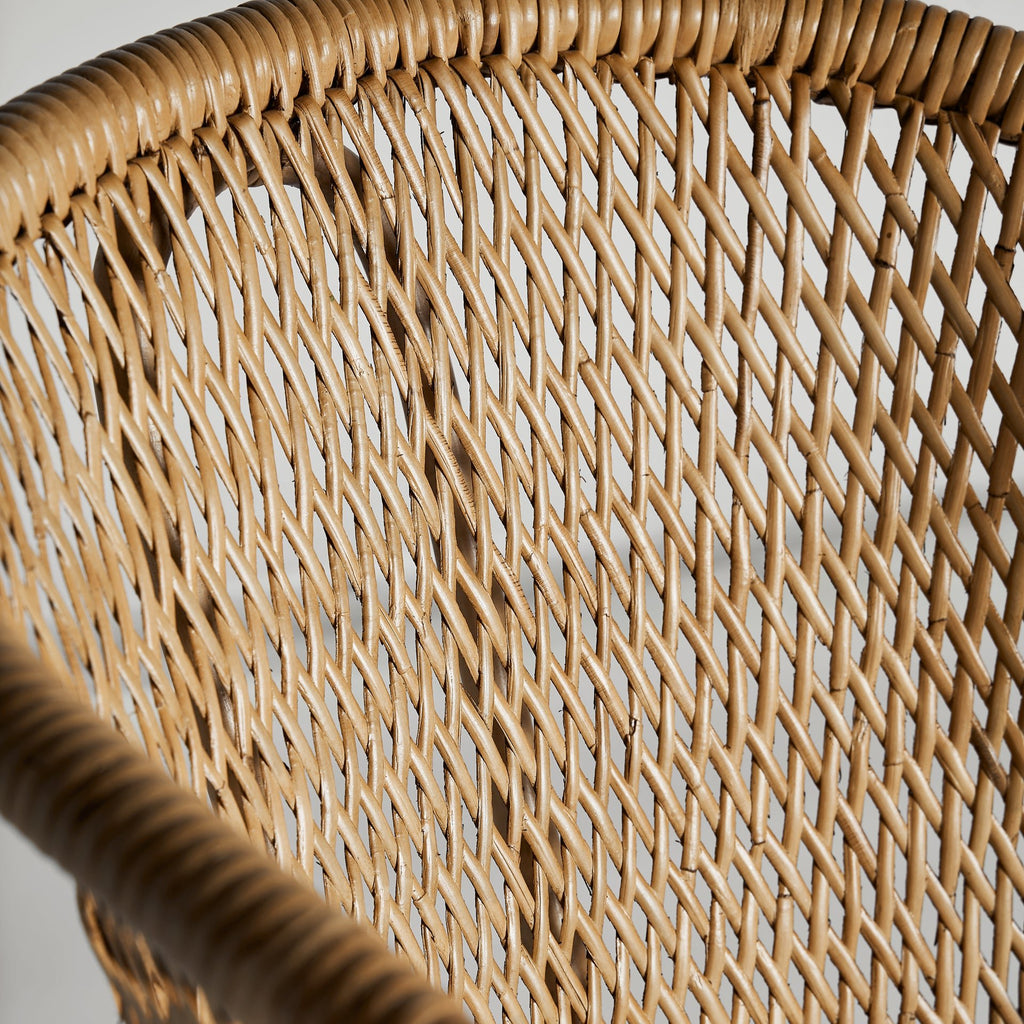 Contemporary Rattan-Stuhl: Natürliche Kunst trifft modernes Design - Maison Oudh