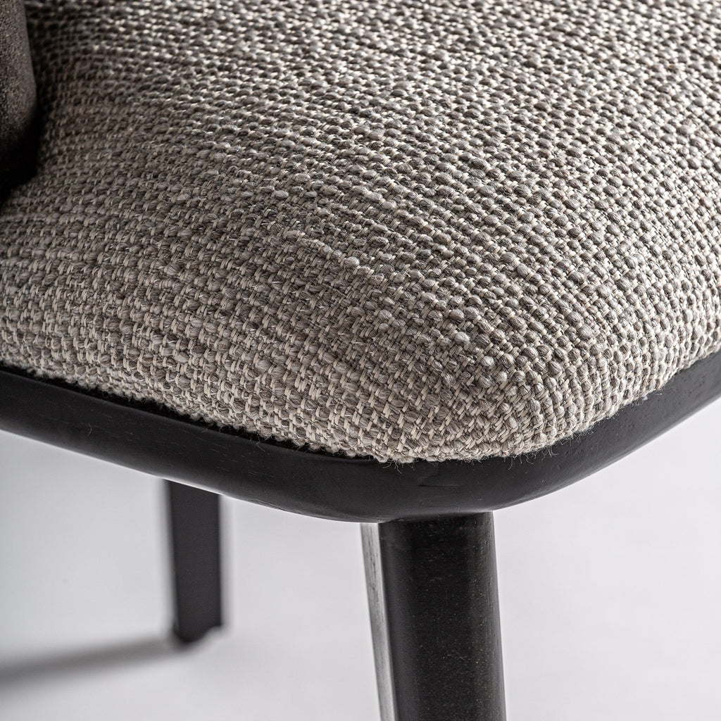 Contemporary Stuhl aus Gummibaumholz mit grauer Samtpolsterung - Maison Oudh