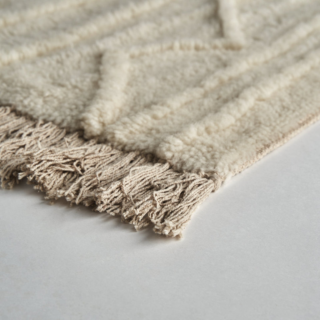 Cremefarbener Teppich mit Fransen aus Wolle und Naturfasern - Maison Oudh