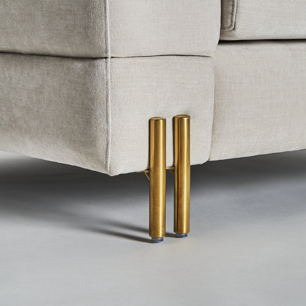 Cube-Design Art-Deco-Sessel: Gold trifft auf sanfte Grautöne - Maison Oudh