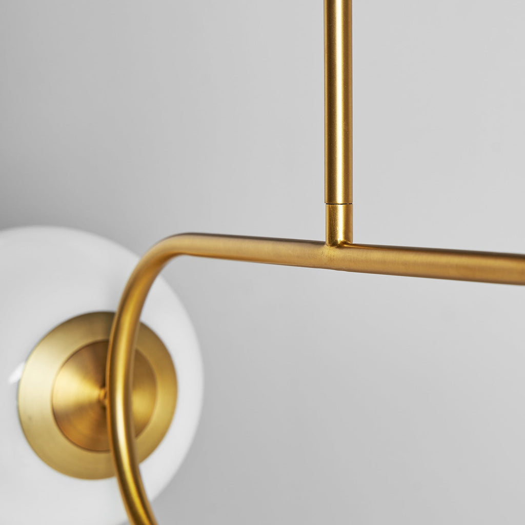 Deckenlampe in Gold kombiniert mit zwei weissen Kristallglaskugeln - Maison Oudh