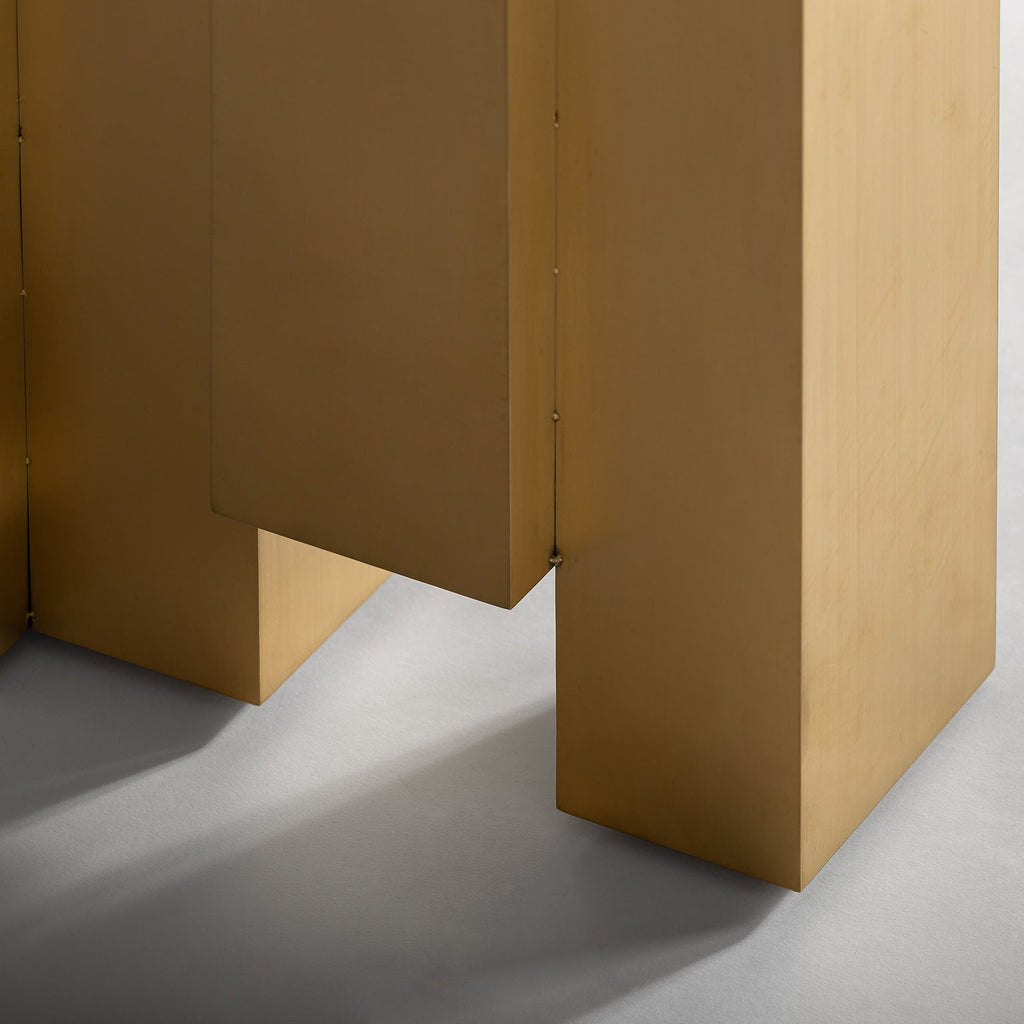 Design Esstisch mit goldenen Beinen und einer Glasplatte in Marmoroptik - Maison Oudh