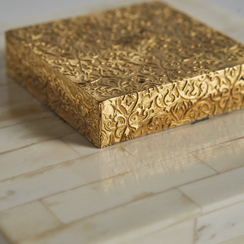 Eckige elfenbeinfarbene Box aus Bone mit einem goldenen Griff am Deckel - Maison Oudh