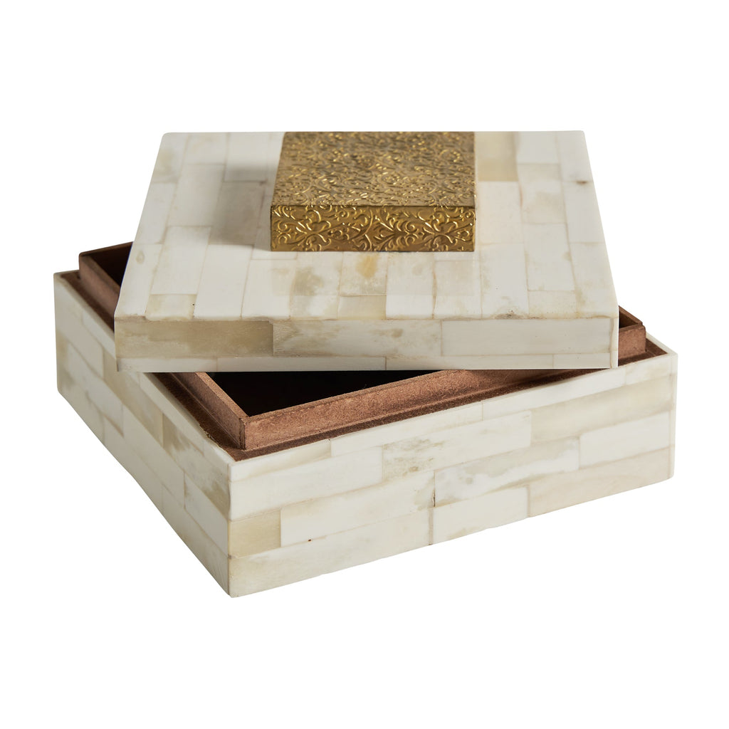 Eckige elfenbeinfarbene Box aus Bone mit einem goldenen Griff am Deckel - Maison Oudh