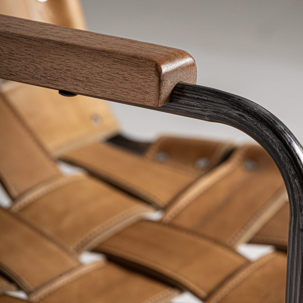 Eleganter Ledergeflecht-Sessel mit Eisen- und Eschenholz-Akzenten - Maison Oudh