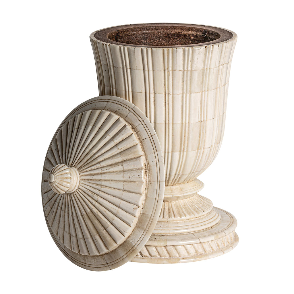 Elfenbeinfarbene Handgefertigte Vase im Kolonialstil mit Deckel - Maison Oudh