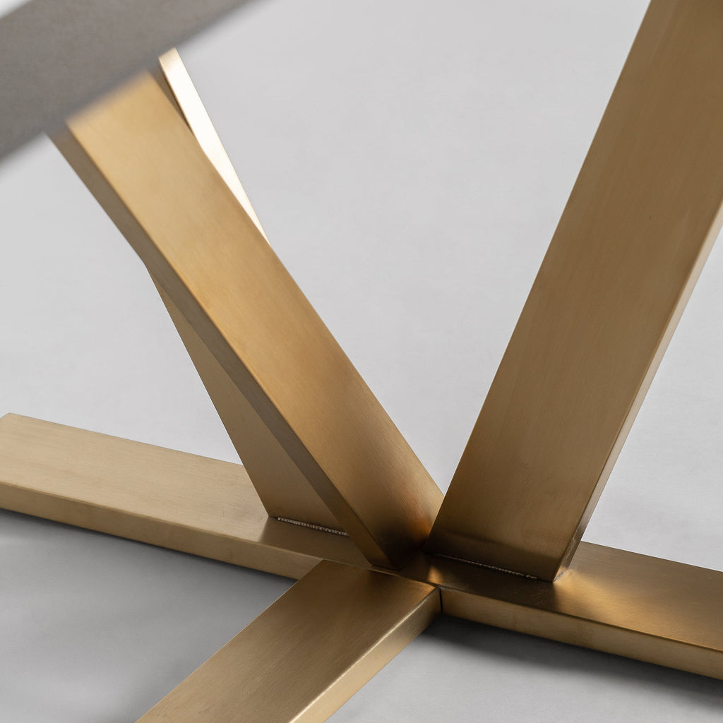 Esstisch aus Stahl in Gold kombiniert mit einer Tischplatte aus dunklem Kristallglas - Maison Oudh