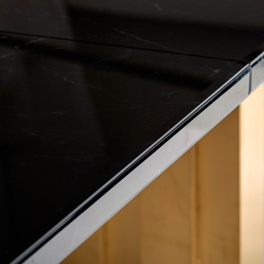 Esstisch mit einer schwarzen Glasplatte in Marmoroptik - Maison Oudh