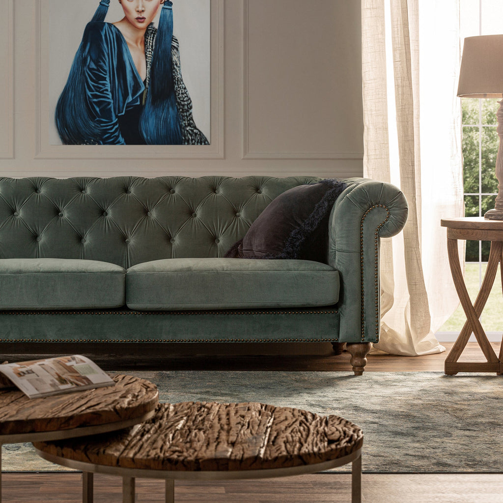 Getuftetes Sofa in Türkis aus Samt kombiniert mit Eschenholz und Nieten - Maison Oudh