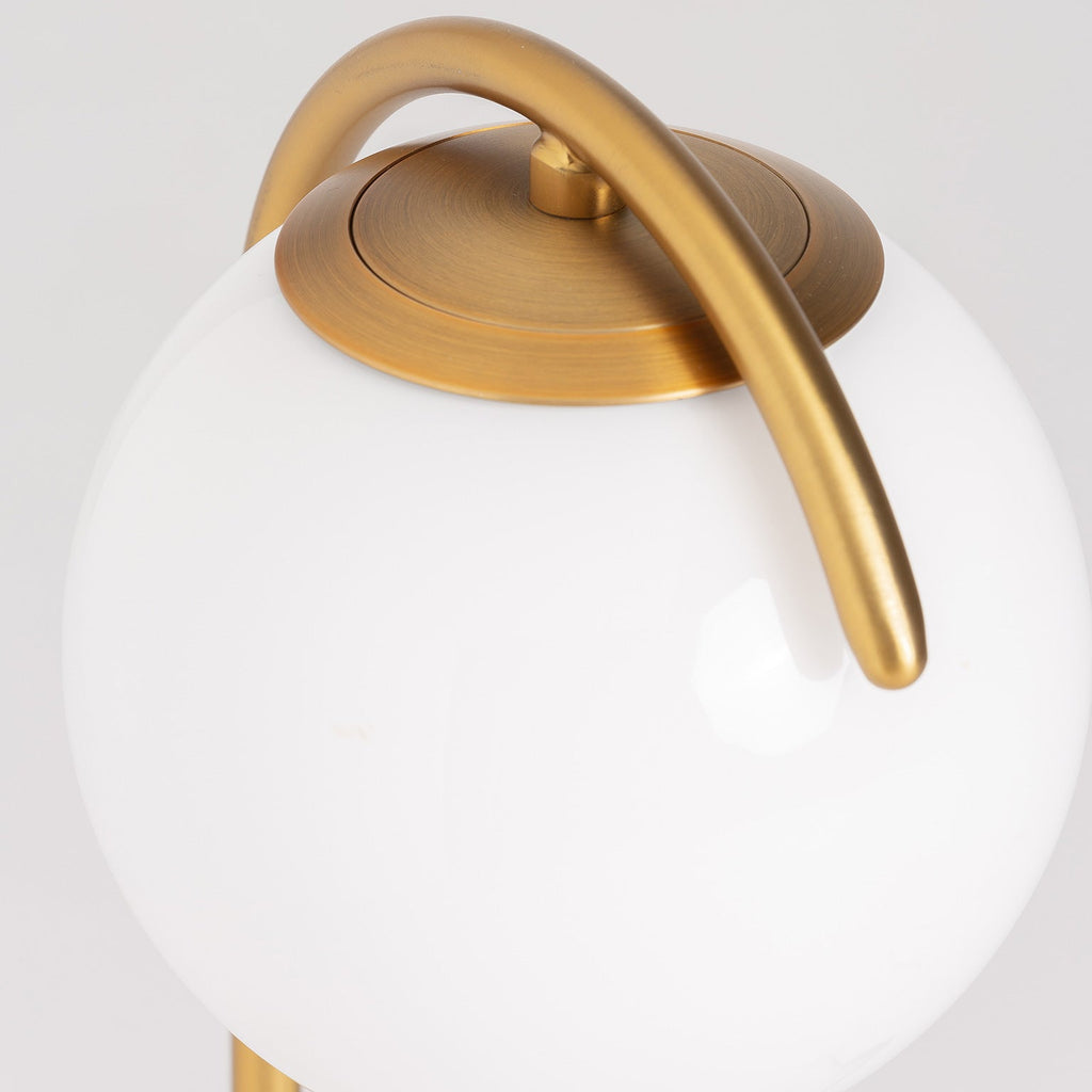 Goldene Tischlampe kombiniert mit einer weissen Kugel aus Glas und schwarzem Marmor - Maison Oudh