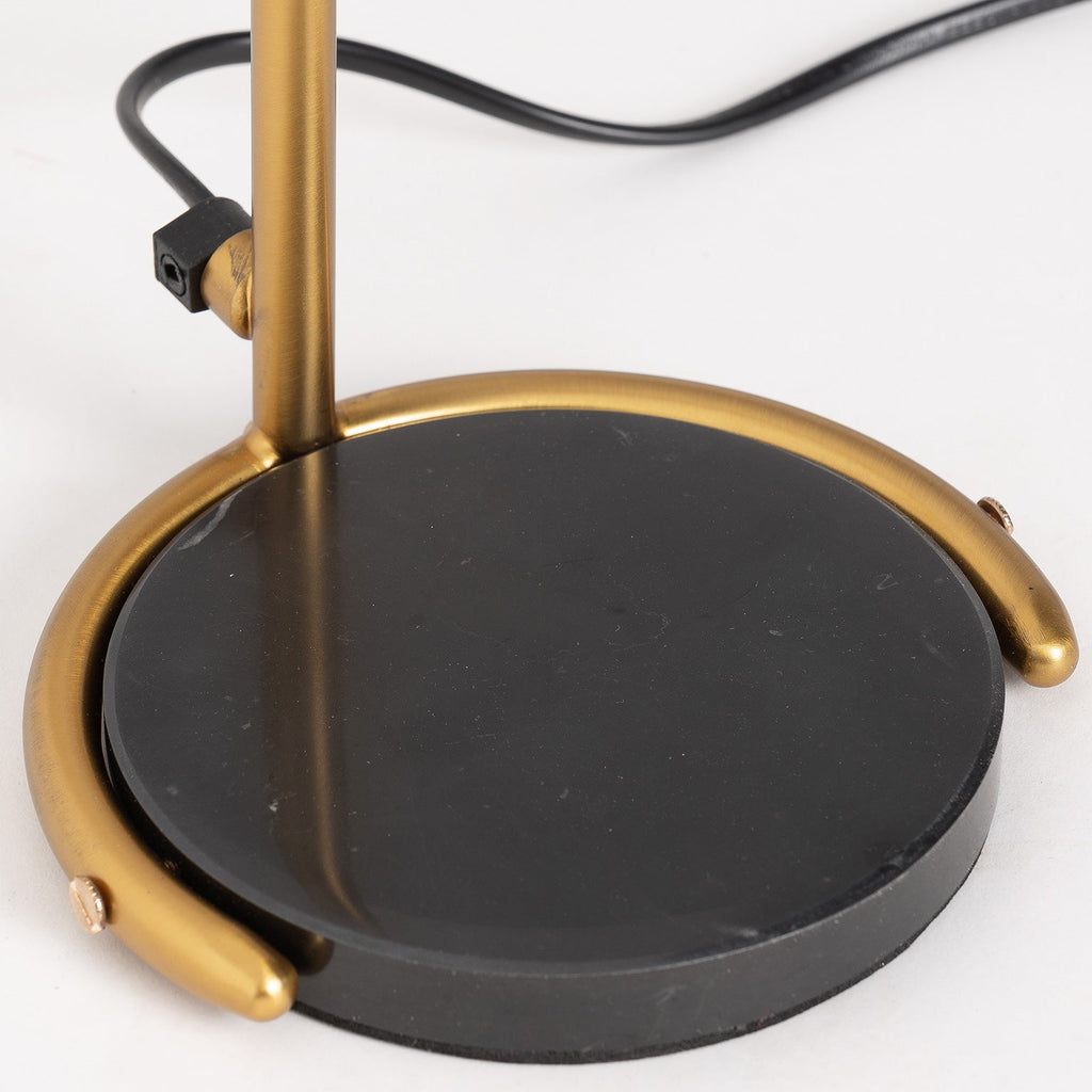 Goldene Tischlampe kombiniert mit einer weissen Kugel aus Glas und schwarzem Marmor - Maison Oudh