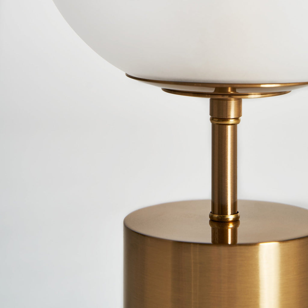 Goldene Tischlampe mit einem Lampenschirm aus Glas - Maison Oudh