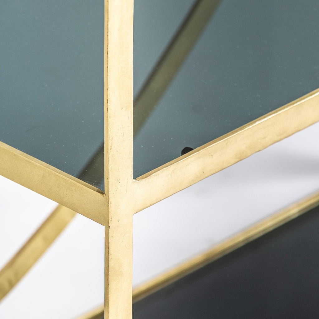 Goldenes Regal aus Eisen kombiniert mit Glasplatten - Maison Oudh