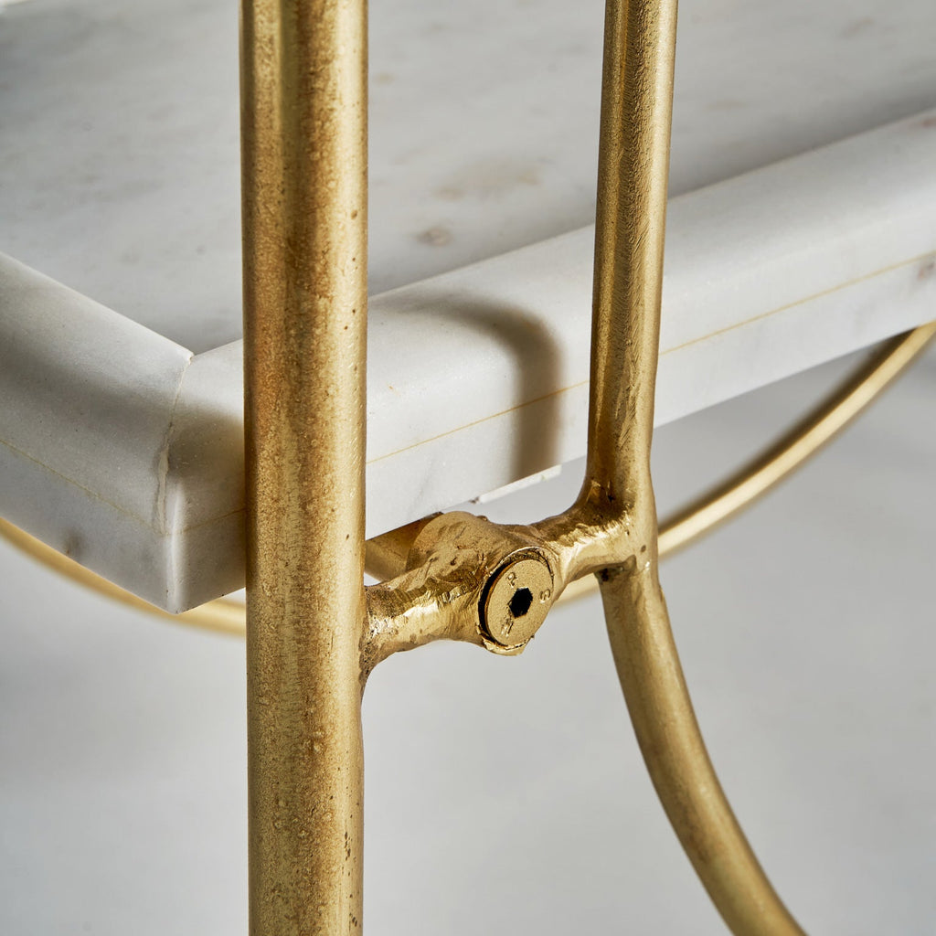 Goldenes Regal im Art Deco Stil kombiniert mit weissen Marmorplatten - Maison Oudh