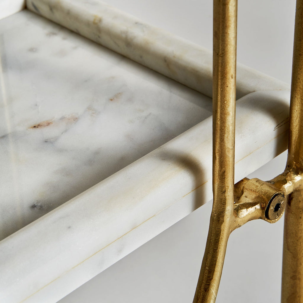 Goldenes Regal im Art Deco Stil kombiniert mit weissen Marmorplatten - Maison Oudh