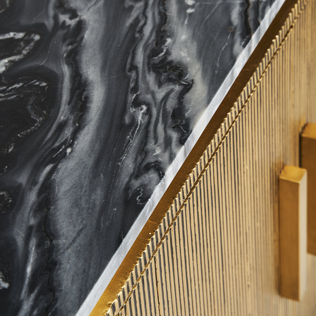 Goldenes Sideboard kombiniert mit schwarzem Marmor - Maison Oudh
