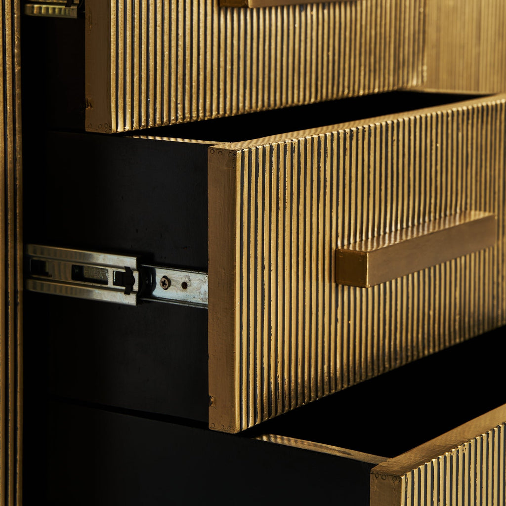 Goldenes Sideboard kombiniert mit schwarzem Marmor - Maison Oudh