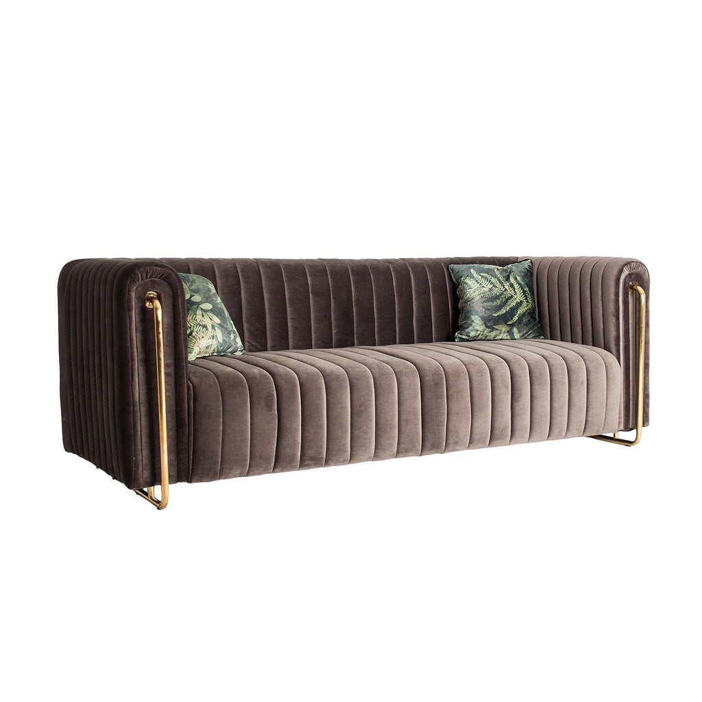 Graues Sofa aus Samt kombiniert mit goldenen Elementen - Maison Oudh