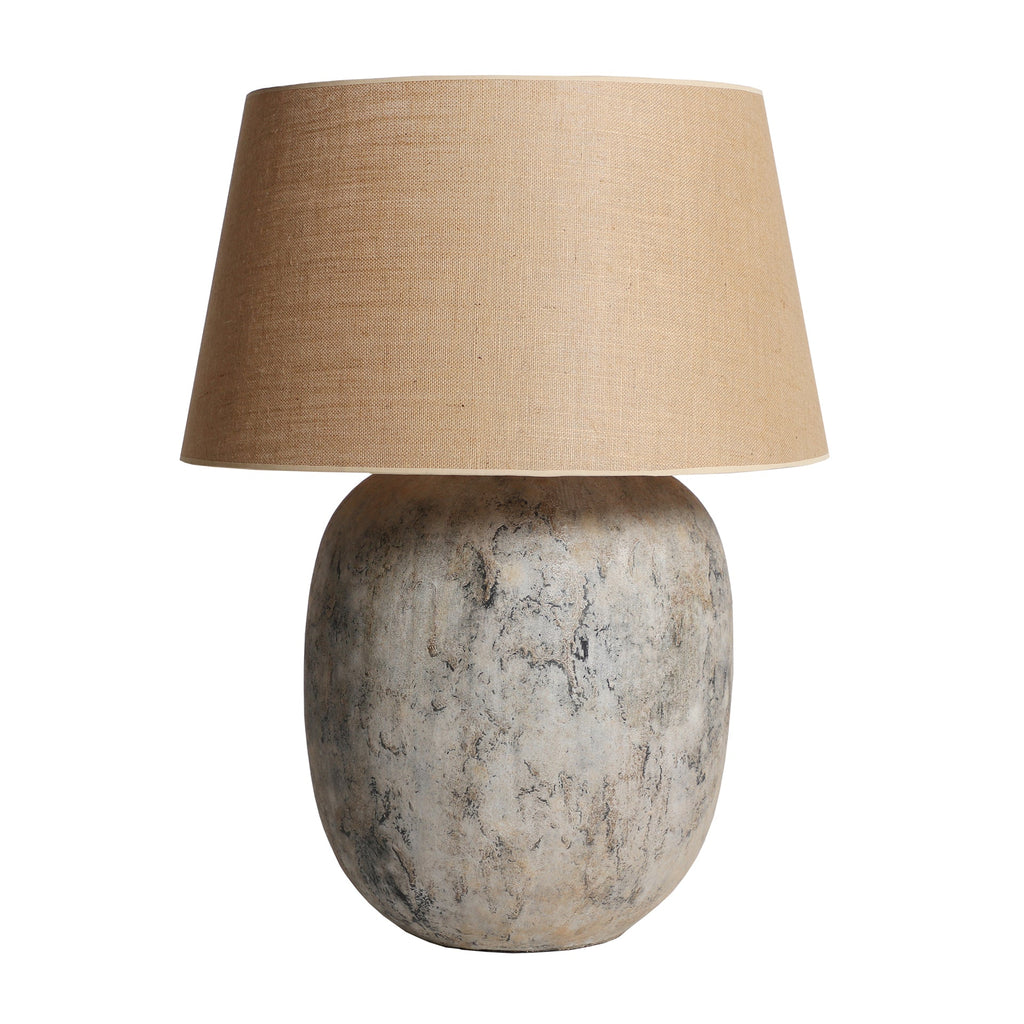 Grosse Tischlampe aus Beton kombiniert mit einem Lampenschirm aus Jute - Maison Oudh