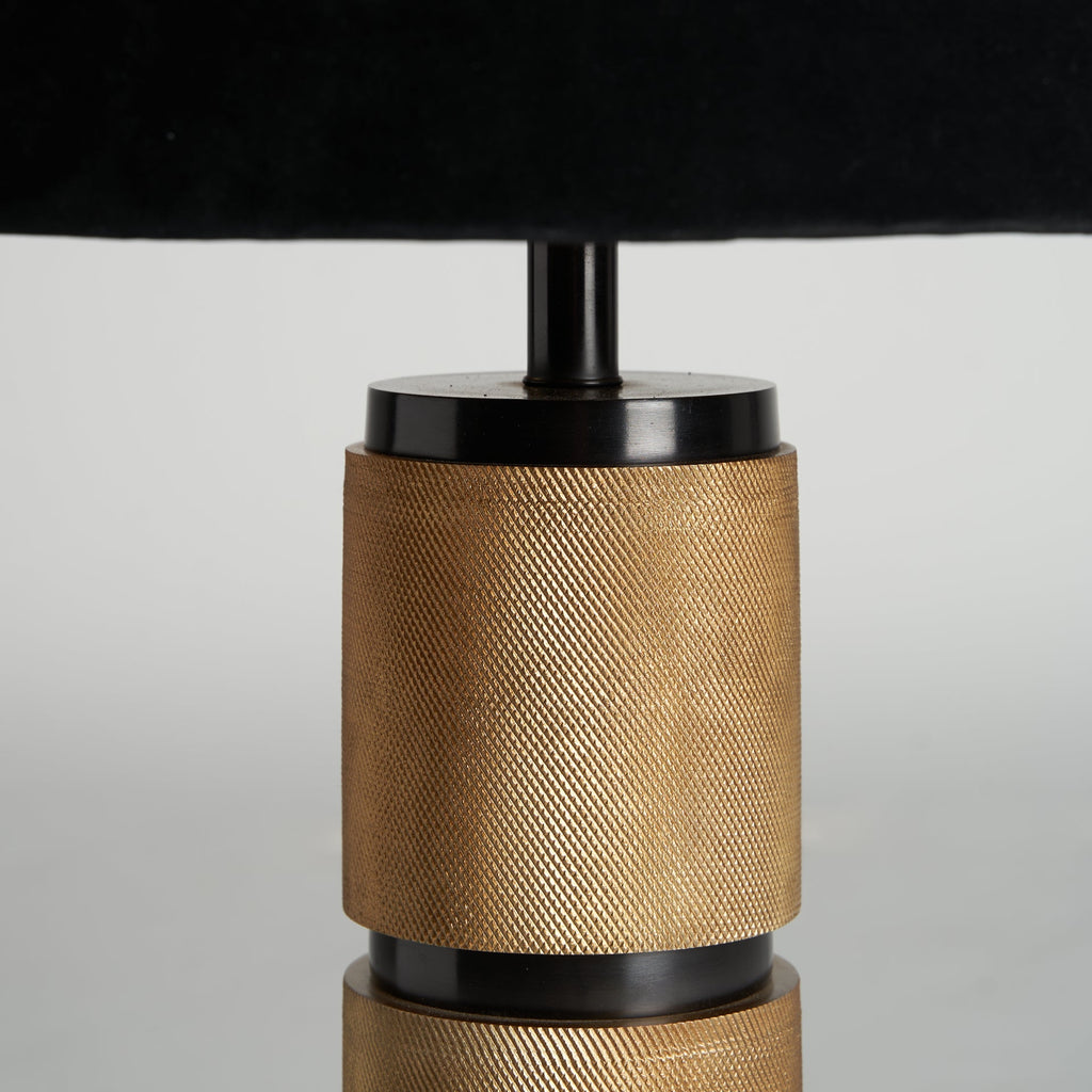 Grosse Tischlampe mit einem schwarzen Lampenschirm - Maison Oudh