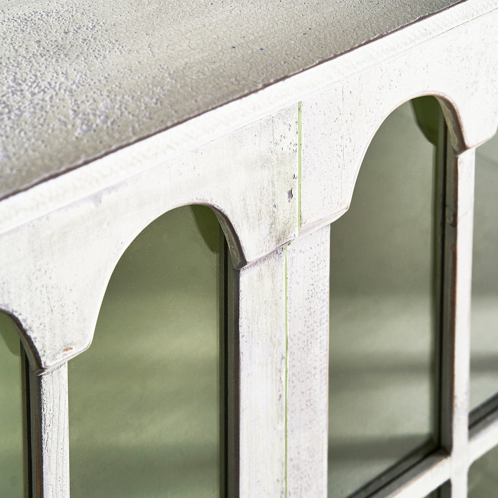 Grosses Sideboard aus Tannenholz in Off White mit dekorativen Glastüren - Maison Oudh