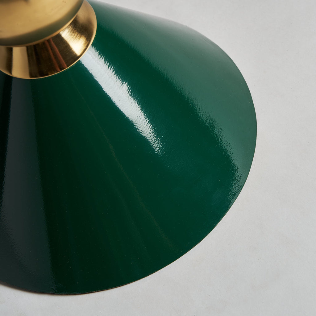 Grüner Beistelltisch aus Eisen kombiniert mit einer goldenen Kugel - Maison Oudh