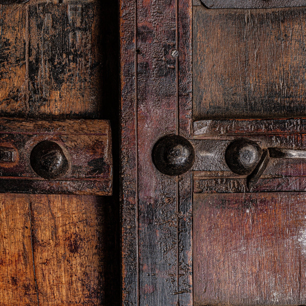 Handgefertigte braune Tür aus antikem Teakholz im Ethno Stil - Maison Oudh