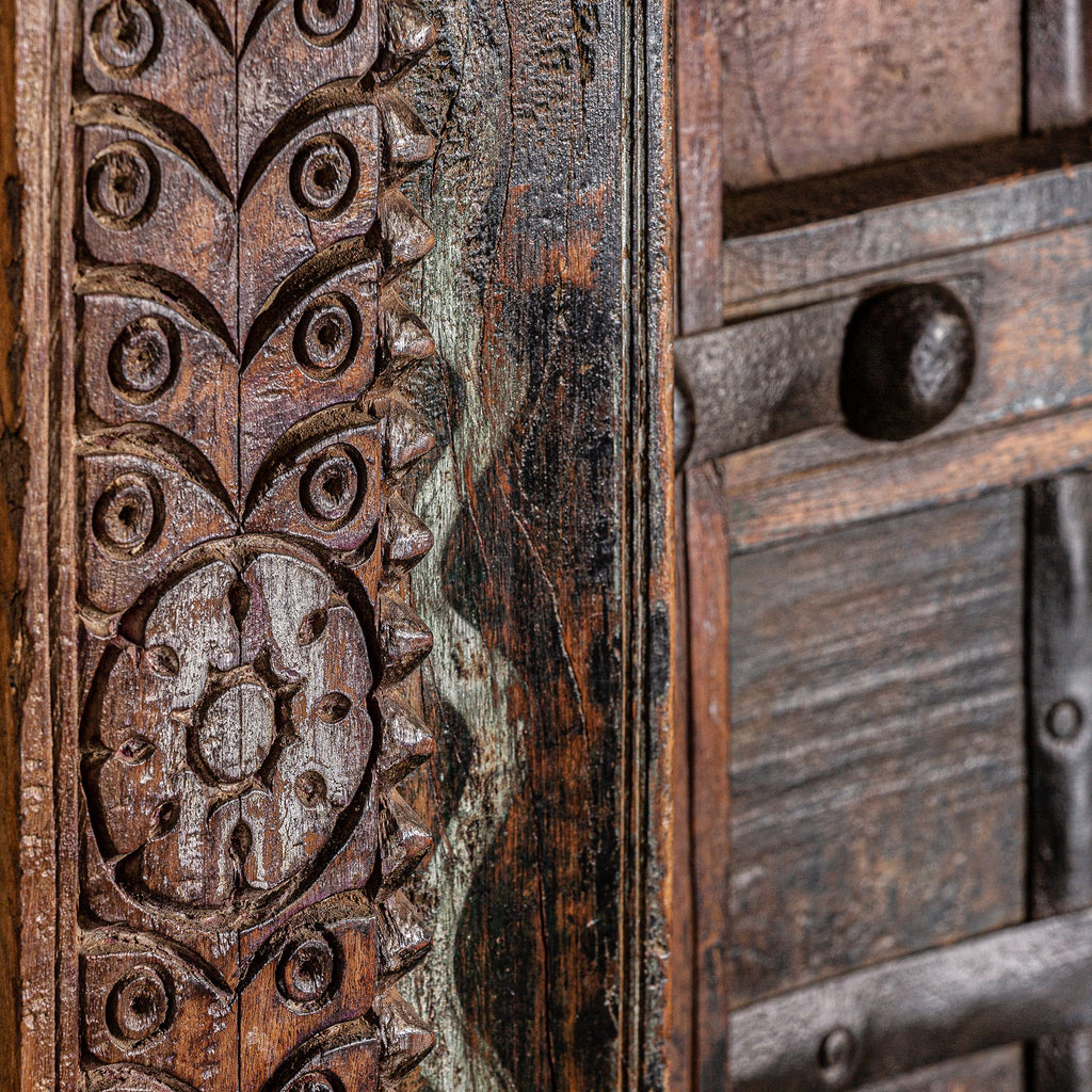 Handgefertigte braune Tür aus antikem Teakholz im Ethno Stil - Maison Oudh