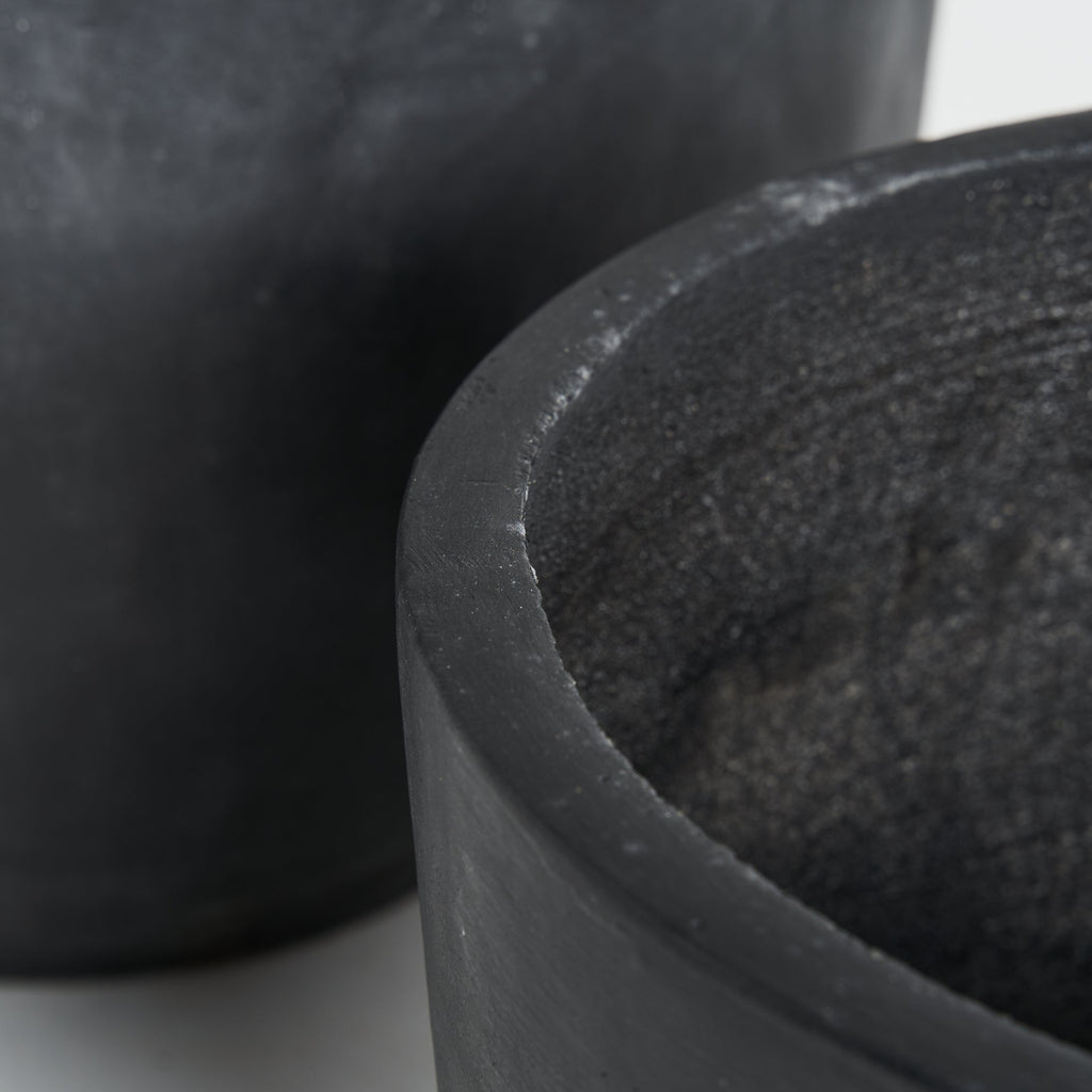 Handgefertigte schwarze Amphoren aus Keramik im 2er Set -small- - Maison Oudh