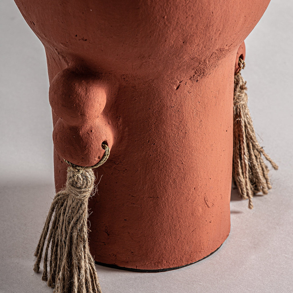 Handgefertigte Terrakotta Vase mit Quasten aus Jute im Ethno Design - Maison Oudh