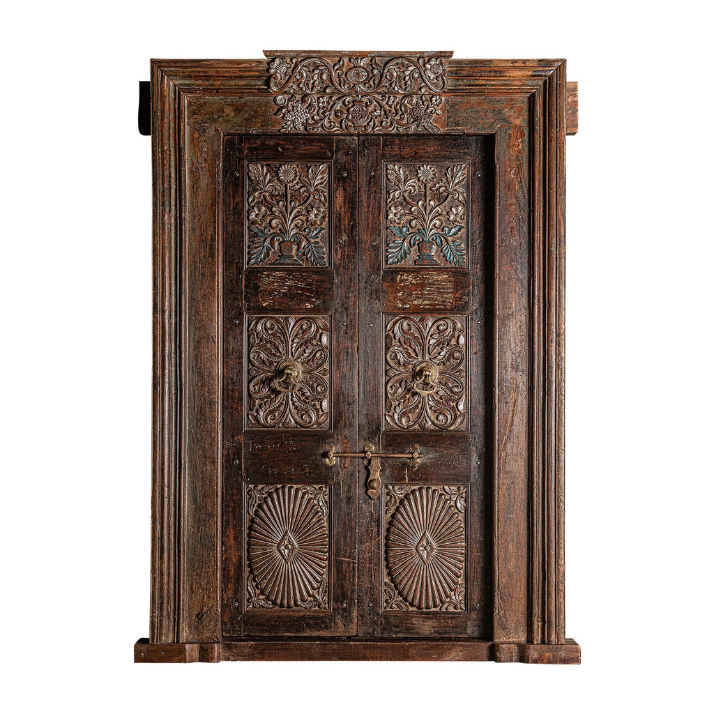 Handgefertigte Tür aus antikem Mangoholz mit Schnitzereien und Metallbeschlägen - Maison Oudh