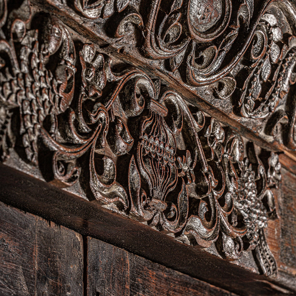 Handgefertigte Tür aus antikem Mangoholz mit Schnitzereien und Metallbeschlägen - Maison Oudh