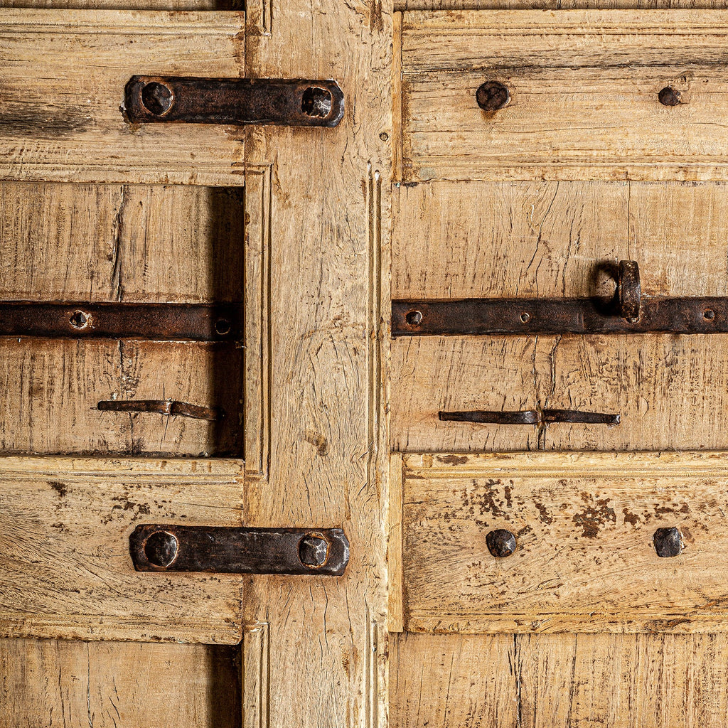 Handgefertigte Tür aus antikem Teakholz im Ethnic Design - Maison Oudh