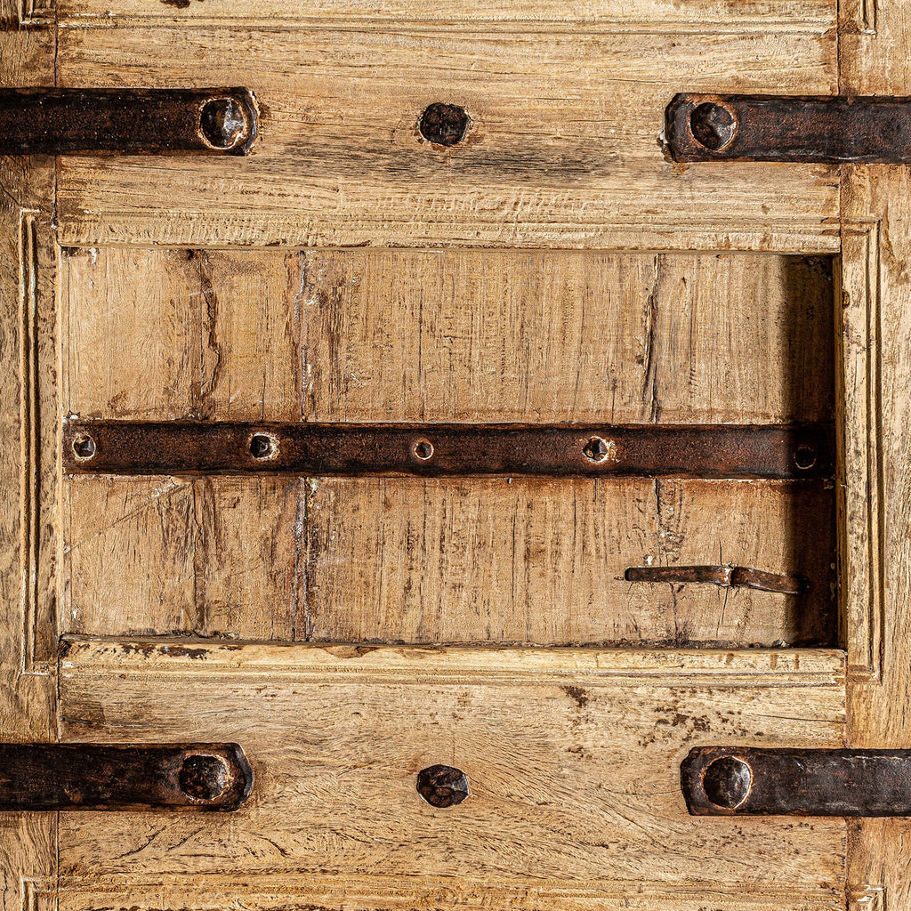 Handgefertigte Tür aus antikem Teakholz im Ethnic Design - Maison Oudh