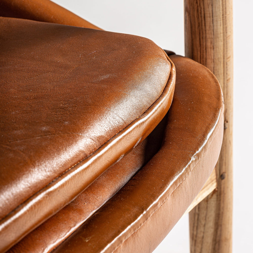 Handgefertigter Vintage Sessel aus Teakholz mit braunem Lederbezug: Zeitlose Eleganz trifft auf Komfort - Maison Oudh